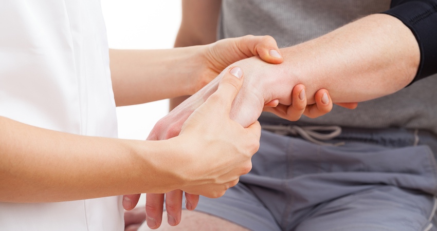 Rehabilitacja rąk pomocą dla chorych na reumatoidalne zapalenie stawów