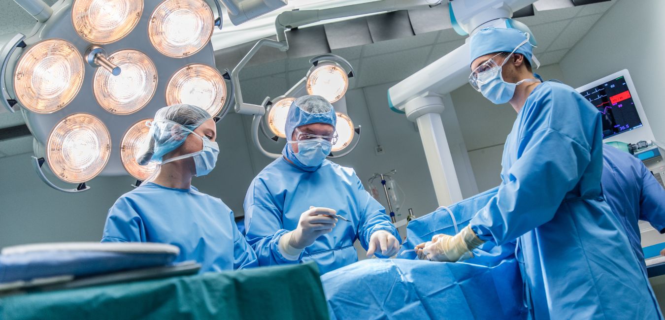Czy sugammadeks zapobiega zatrzymaniu moczu po operacji przepukliny?