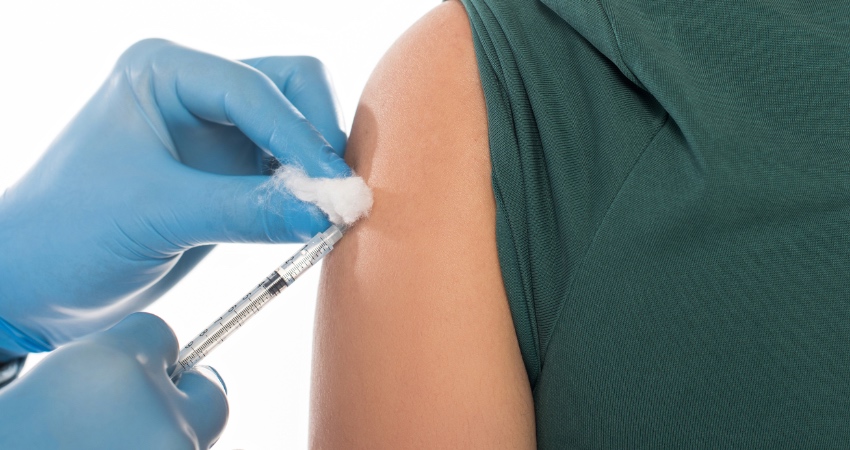 Szczepionka przeciwko grypie chroni przed niektórymi poważnymi skutkami COVID-19