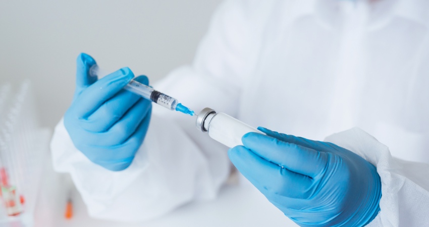 Japonia: nowa szczepionka przeciwko Covid-19 skuteczna przy mikrodawce